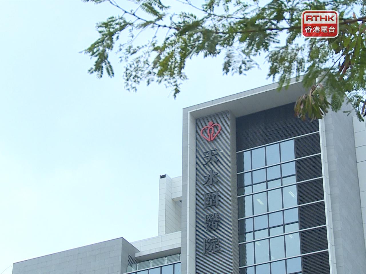 救護人員到場將嬰兒送往天水圍醫院搶救，到8時許證實不治。（港台圖片）