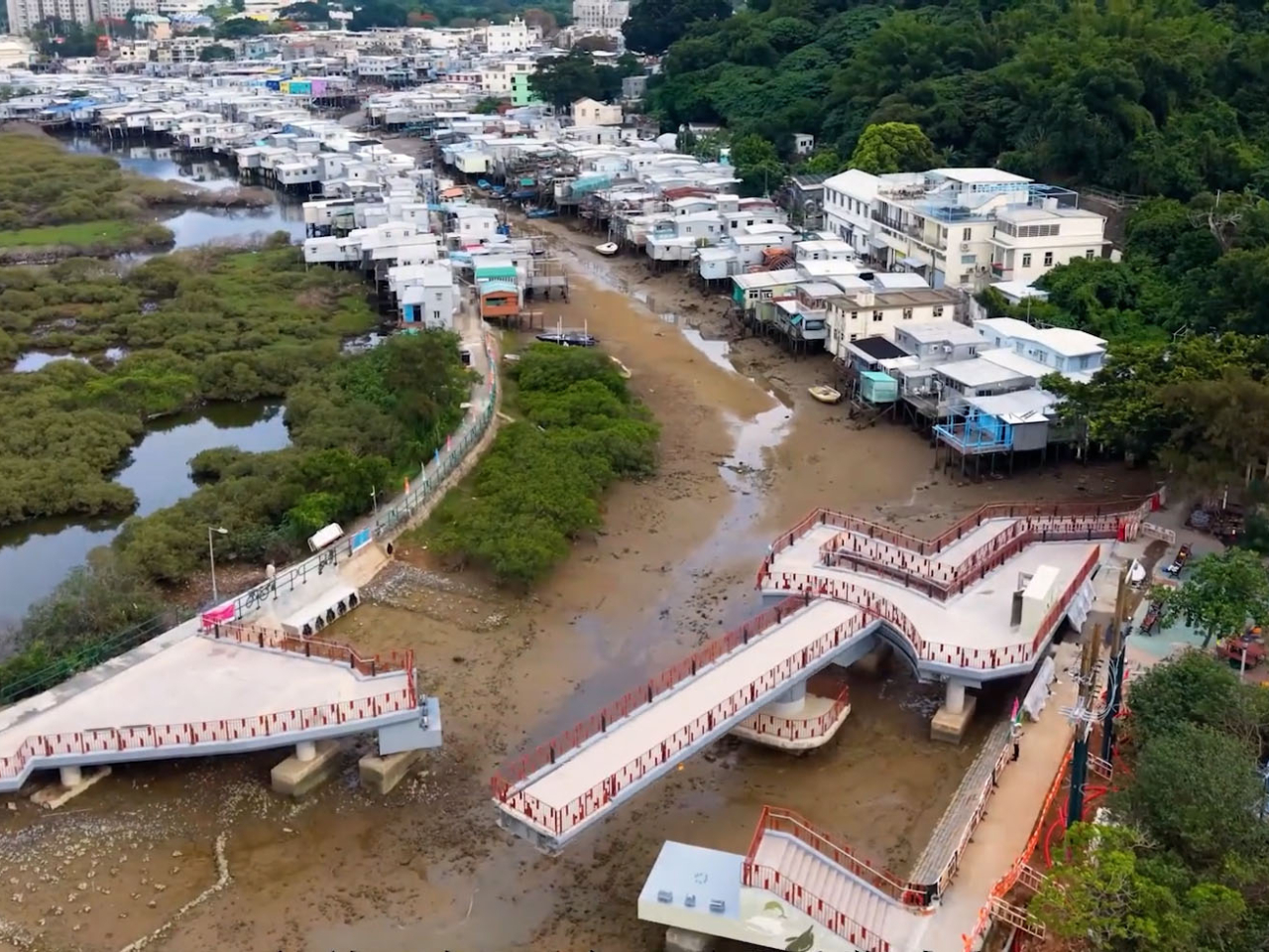 大澳寶珠潭橋連接吉慶後街及新基街河涌兩岸，可以橫向轉動開合，「開後成堤」為設計概念，猶如堤岸一部份。啓用後將提升河涌兩岸的連繫性，便利居民及遊客出行。（局長隨筆）