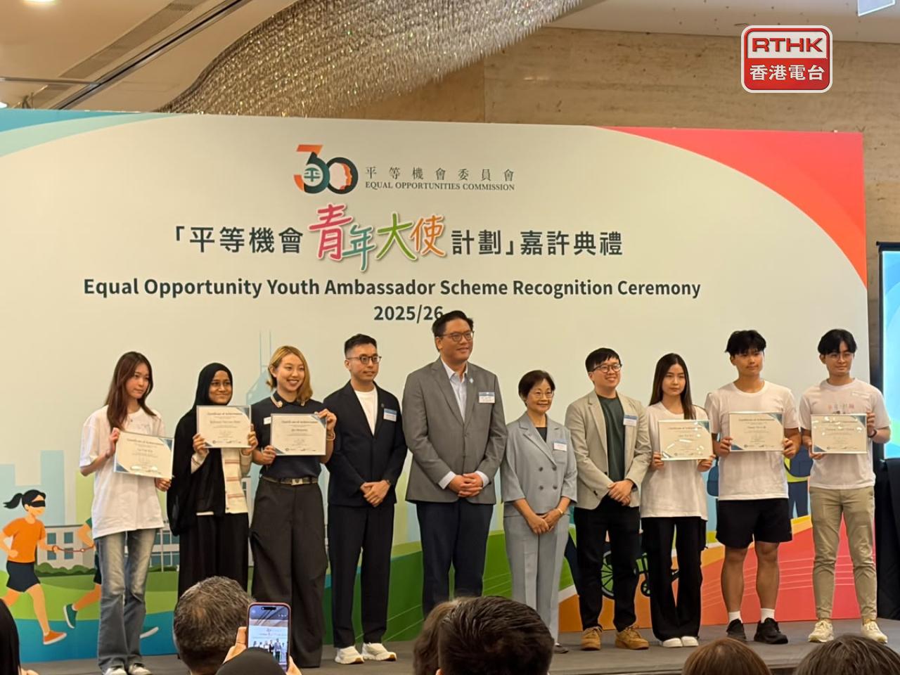 梁宏正（中）表示，青年是香港的未來，政府一直高度重視青年發展，支援青年人的全面發展。（鄧鈞尤攝）