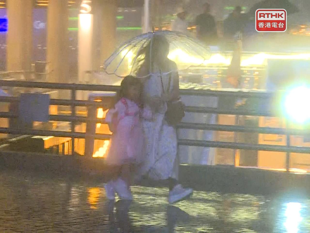 黃色暴雨警告信號現正生效。（張連登攝）