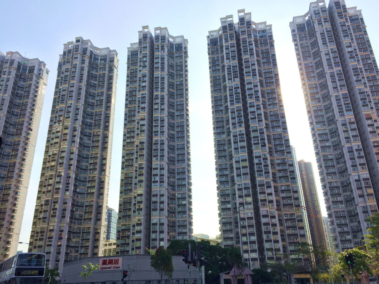 美聯過去兩日十大屋苑錄得約4宗買賣成交，中原地產錄得3宗成交。（港台圖片）