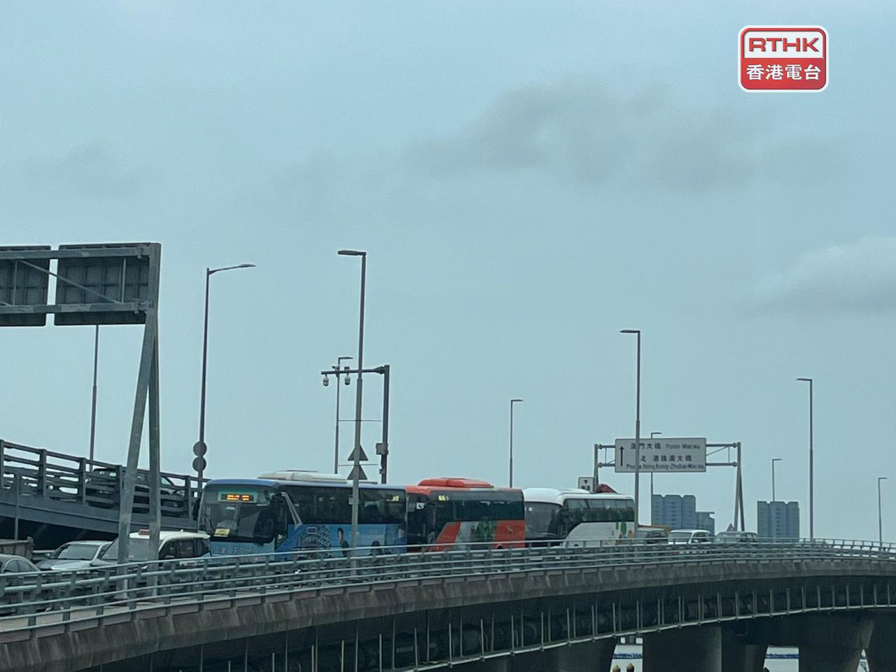 澳門地小路窄，有意見提出可考慮發展沿岸高架橋增加高速路網，應對跨境陸路交通需求。（鄭月明攝）