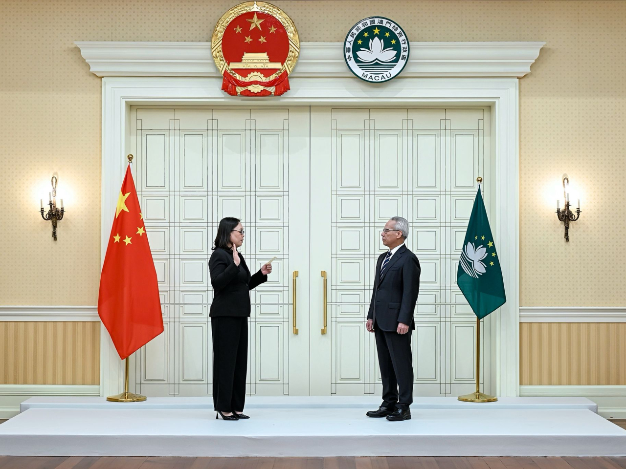 新任經濟財政司司長吳惠嫻在澳門行政長官岑浩輝監誓下宣誓就職。（澳門新聞局）