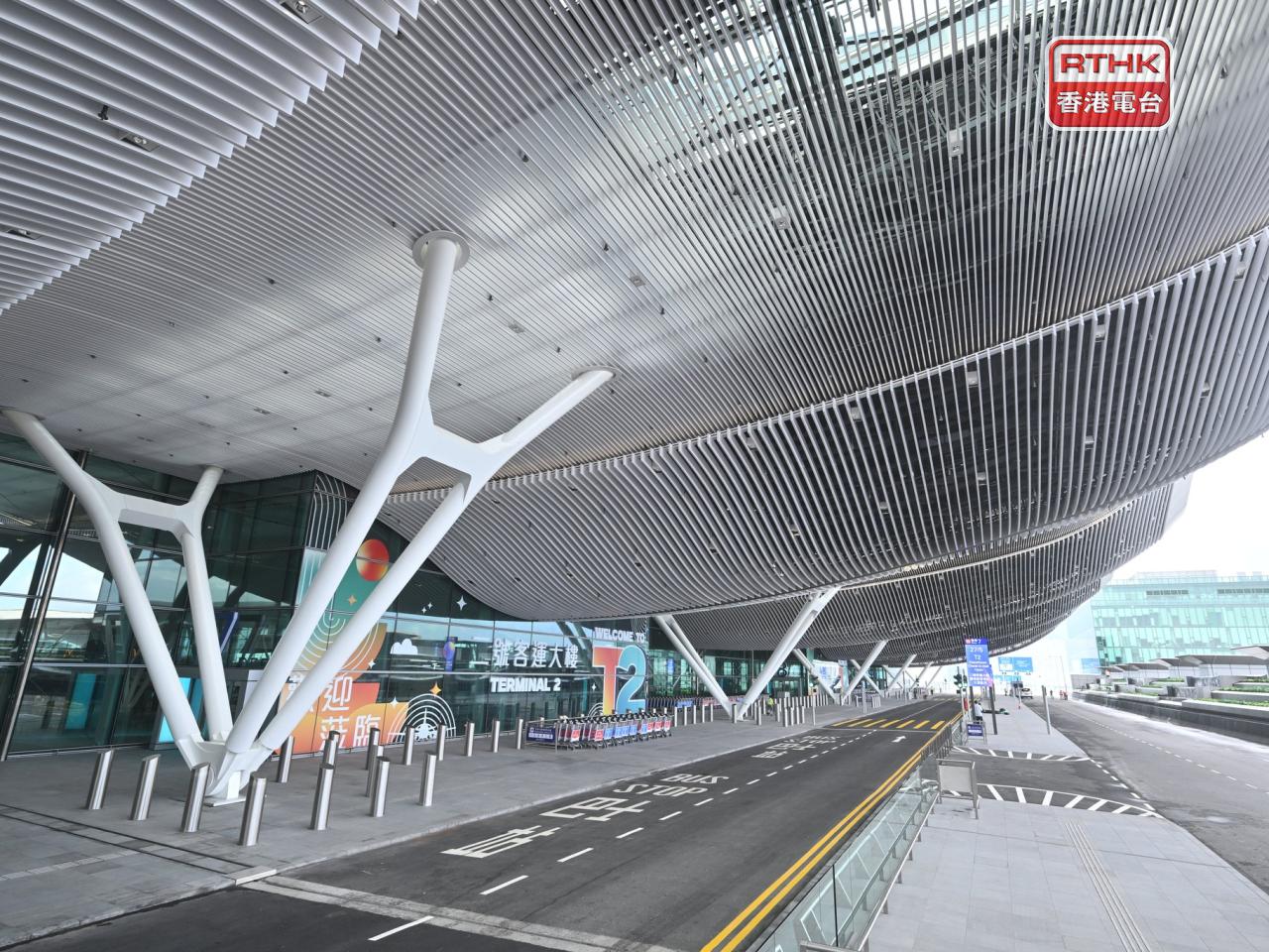 機管局表示，上月整體客運量上升，主要由轉機或過境旅客的雙位數增幅帶動。(港台圖片)