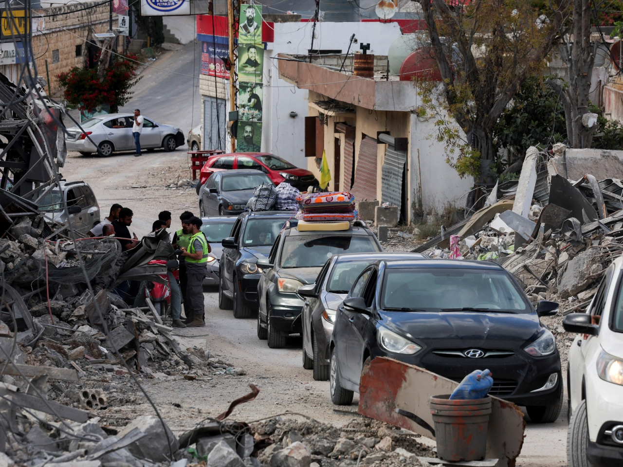Displaced people make their way back to their homes in Southern Lebanon following a peace deal between the United States and Iran. Photo: Reuters