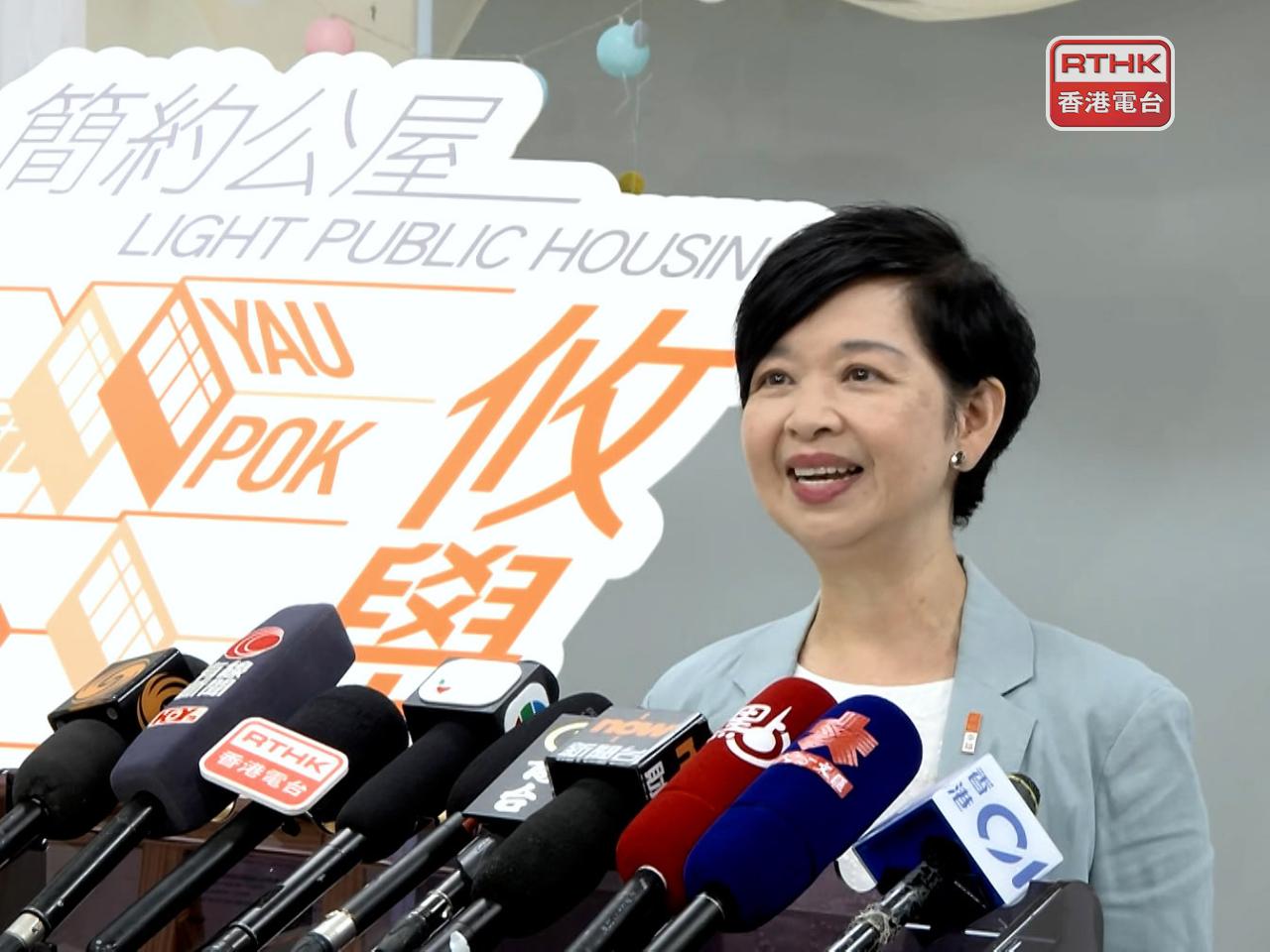 何永賢稱向夏寶龍介紹簡約公屋興建進度並陪同探訪住戶（廖漢榮攝）