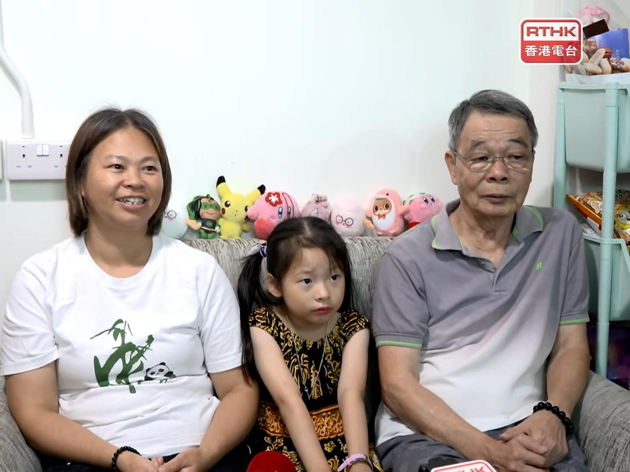 簡約公屋戶主杜先生指夏寶龍很關心居住環境，以及現在與過往居住情況有何不同。（廖漢榮攝）
