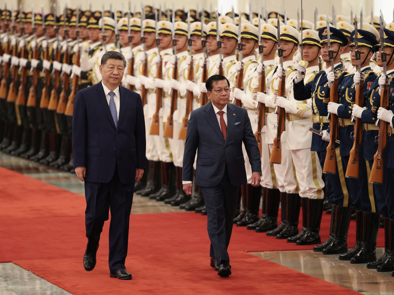 President Xi Jinping and Myanmar's leader Min Aung Hlaing attend a welcoming ceremony at the Great Hall of the People. Photo: Reuters