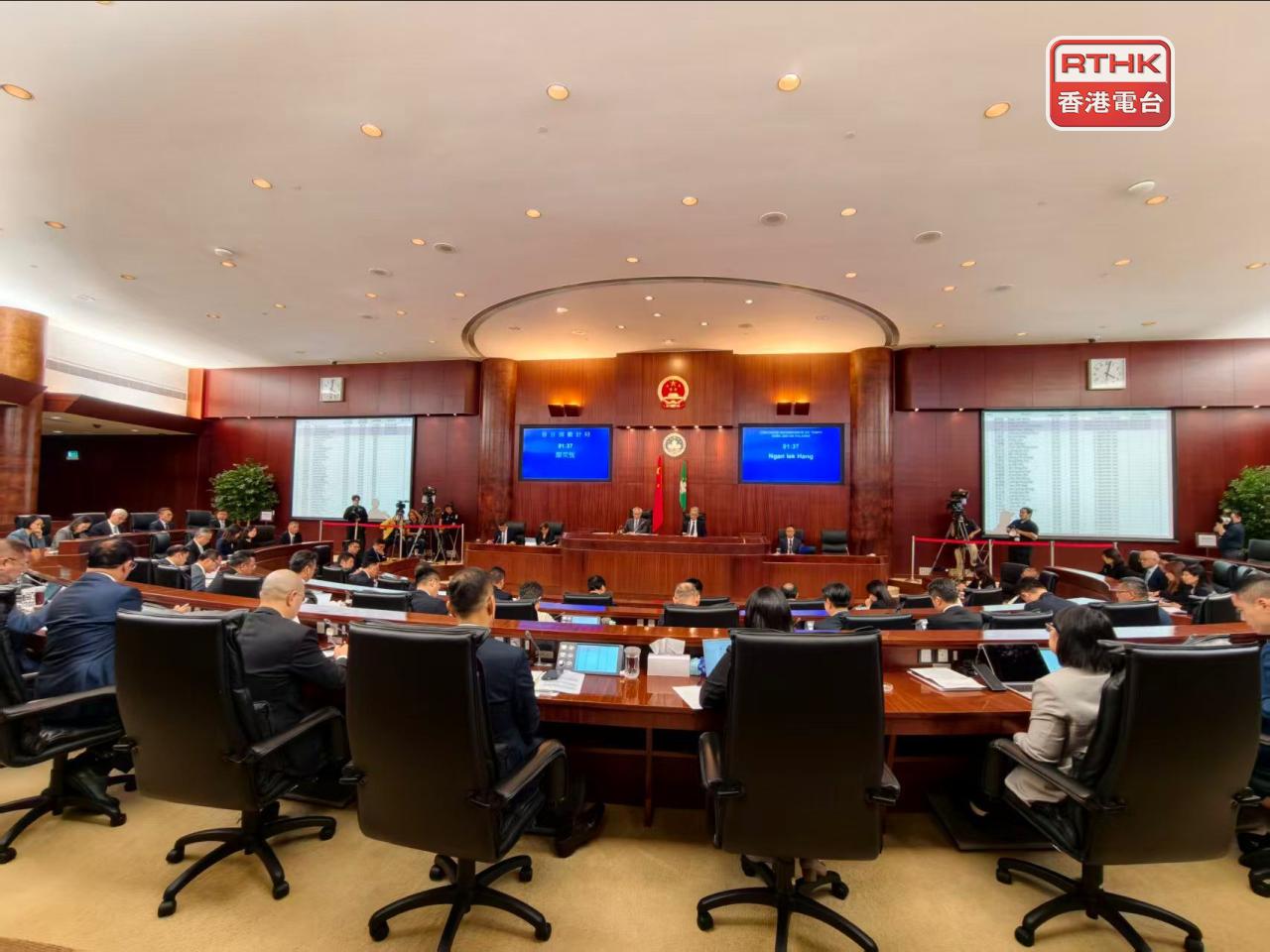 澳門行政長官岑浩輝下午列席立法會回答議員對施政半年的進展和下半年部署的問題。（鄭月明攝）