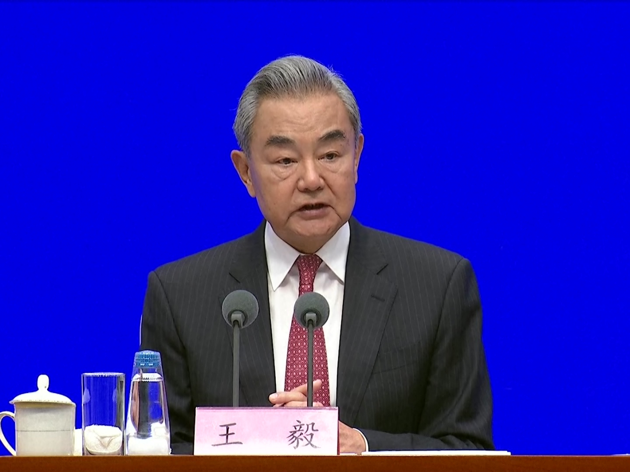 王毅表示，發表這部白皮書是為改革完善全球治理體系、有效應對全球性挑戰。（央視圖片）