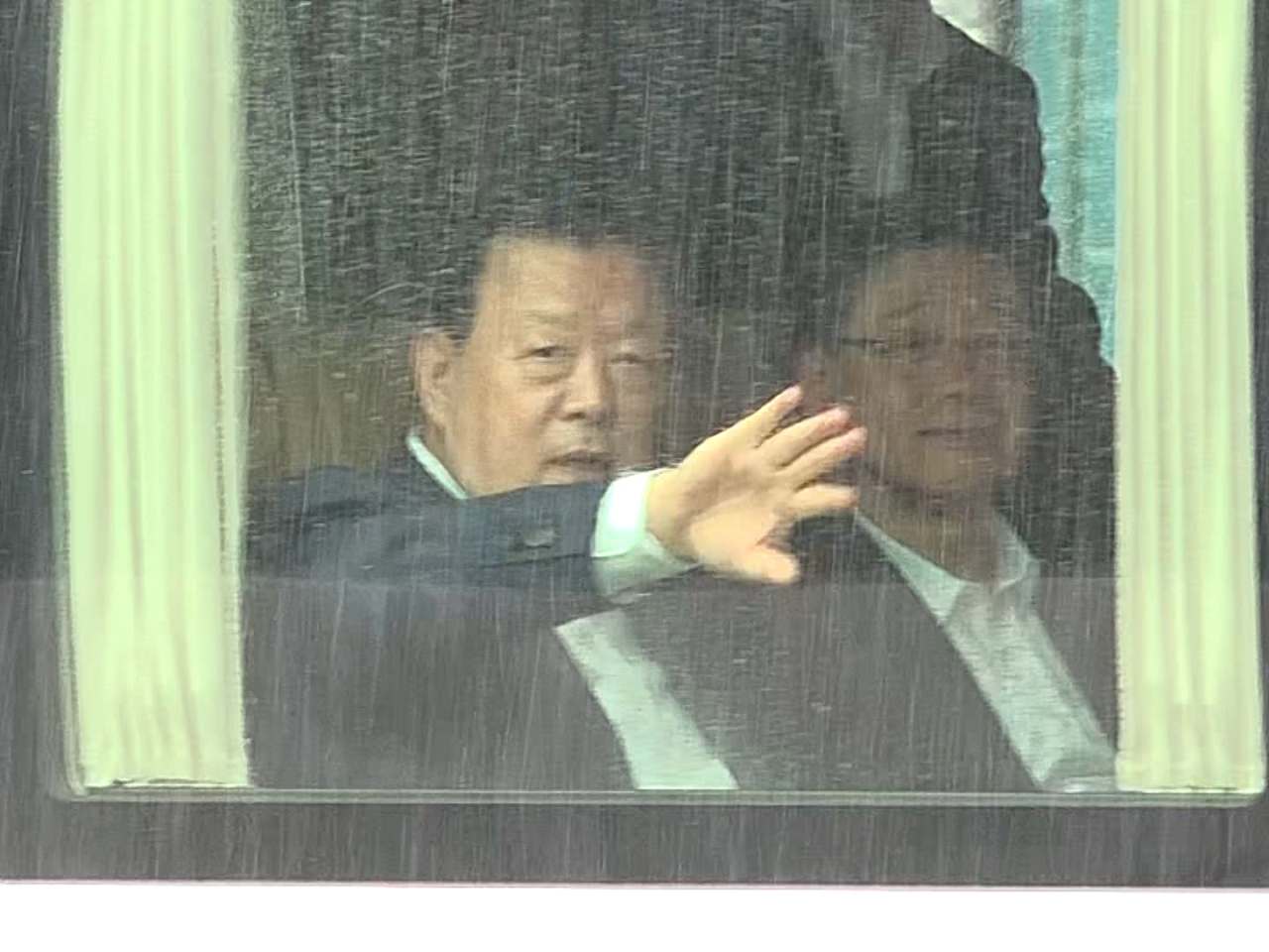李家超陪同夏寶龍（左）視察葵涌貨櫃碼頭。（郭志強攝）