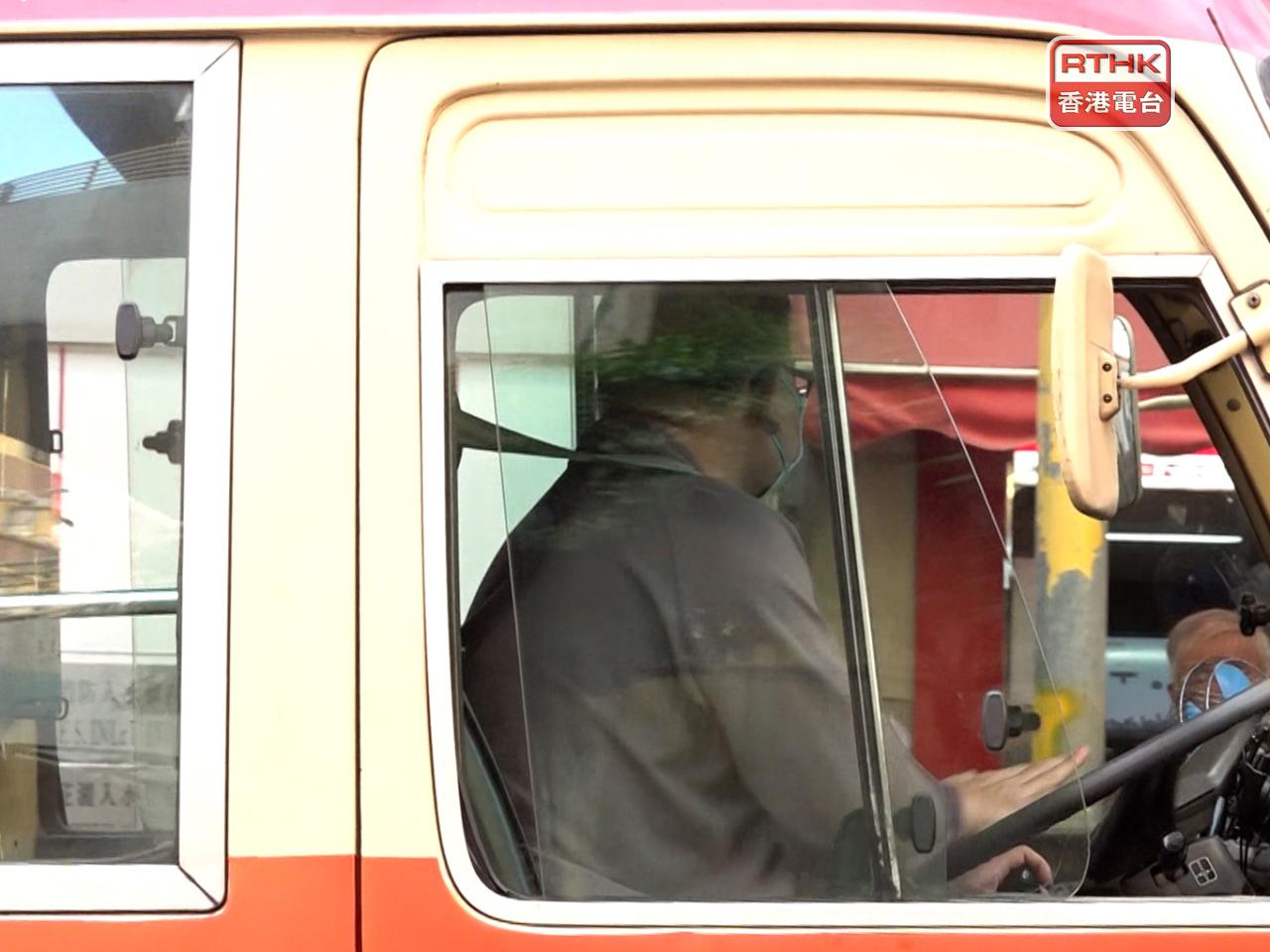 政府建議將商用車司機提交體格檢驗證明書的年齡門檻，由70歲降至65歲，並縮短駕駛執照有效期。（港台圖片）