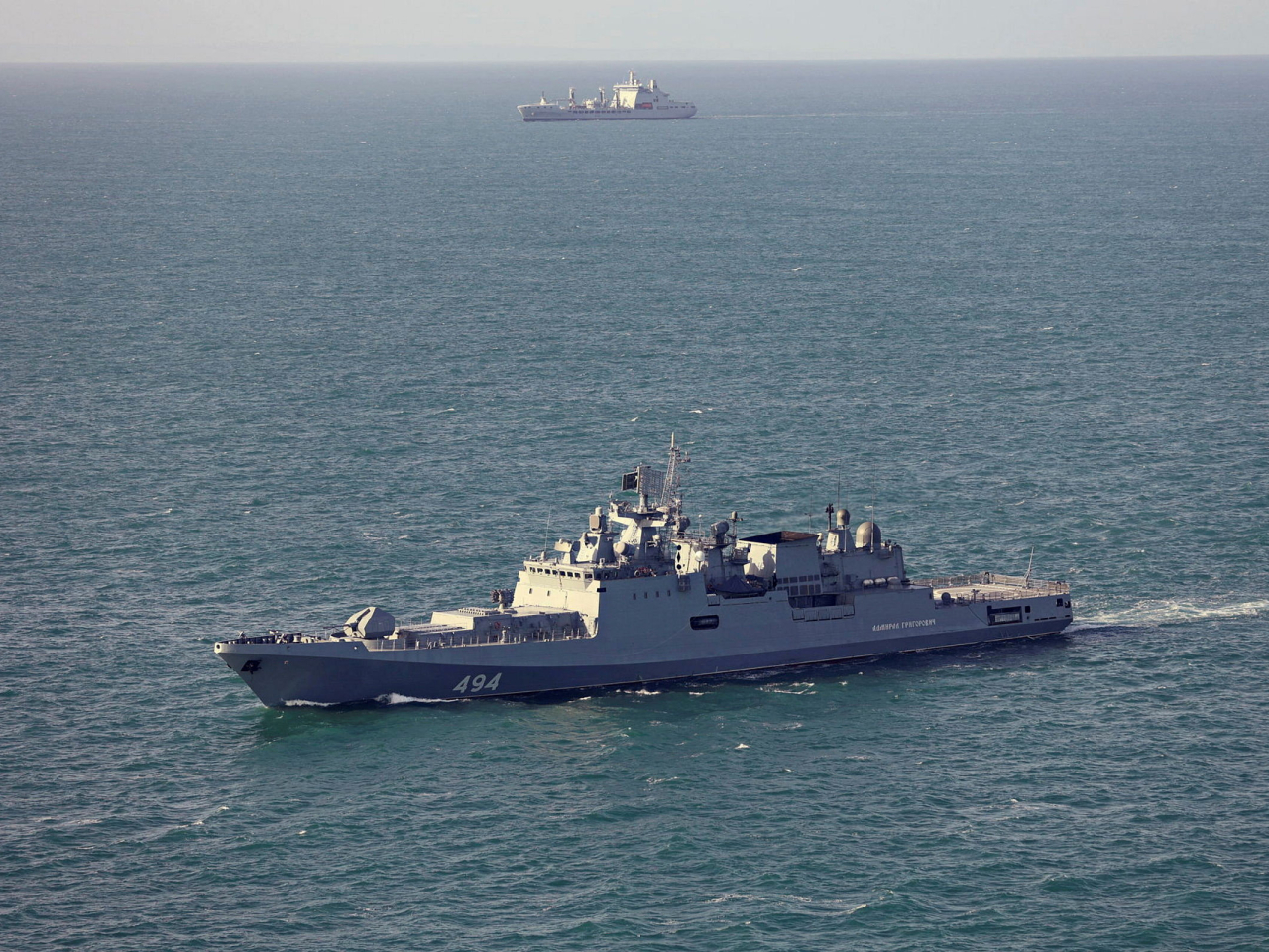 英國一對夫婦駕駛遊艇，與俄羅斯護衛艦格里戈羅維奇海軍上將號，近距離接觸。（路透社資料圖片）