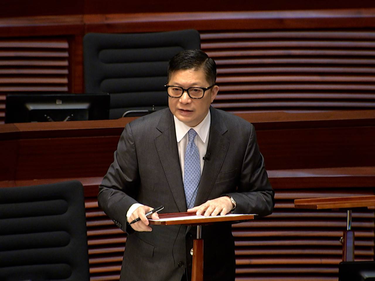 鄧炳強表示，為協助舊式樓宇的業主及佔用人遵辦提升防火保障的法定要求，消防處已建立「一站式」支援網絡。