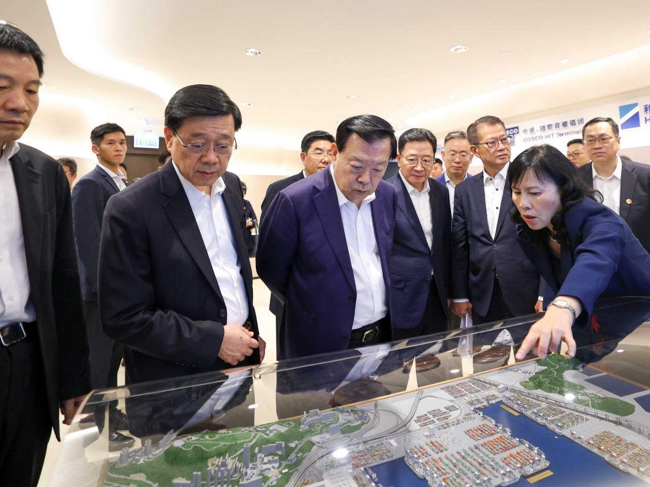 夏寶龍到葵涌貨櫃碼頭實地了解運作情況。（政府新聞處）