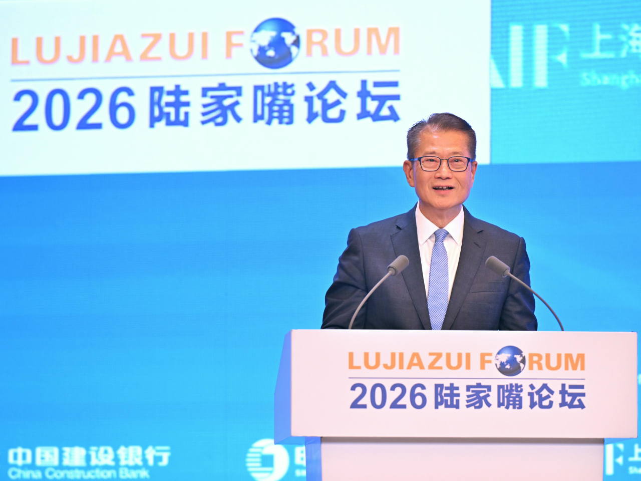 陳茂波在上海出席2026陸家嘴論壇全體大會並致辭。（政府新聞處）