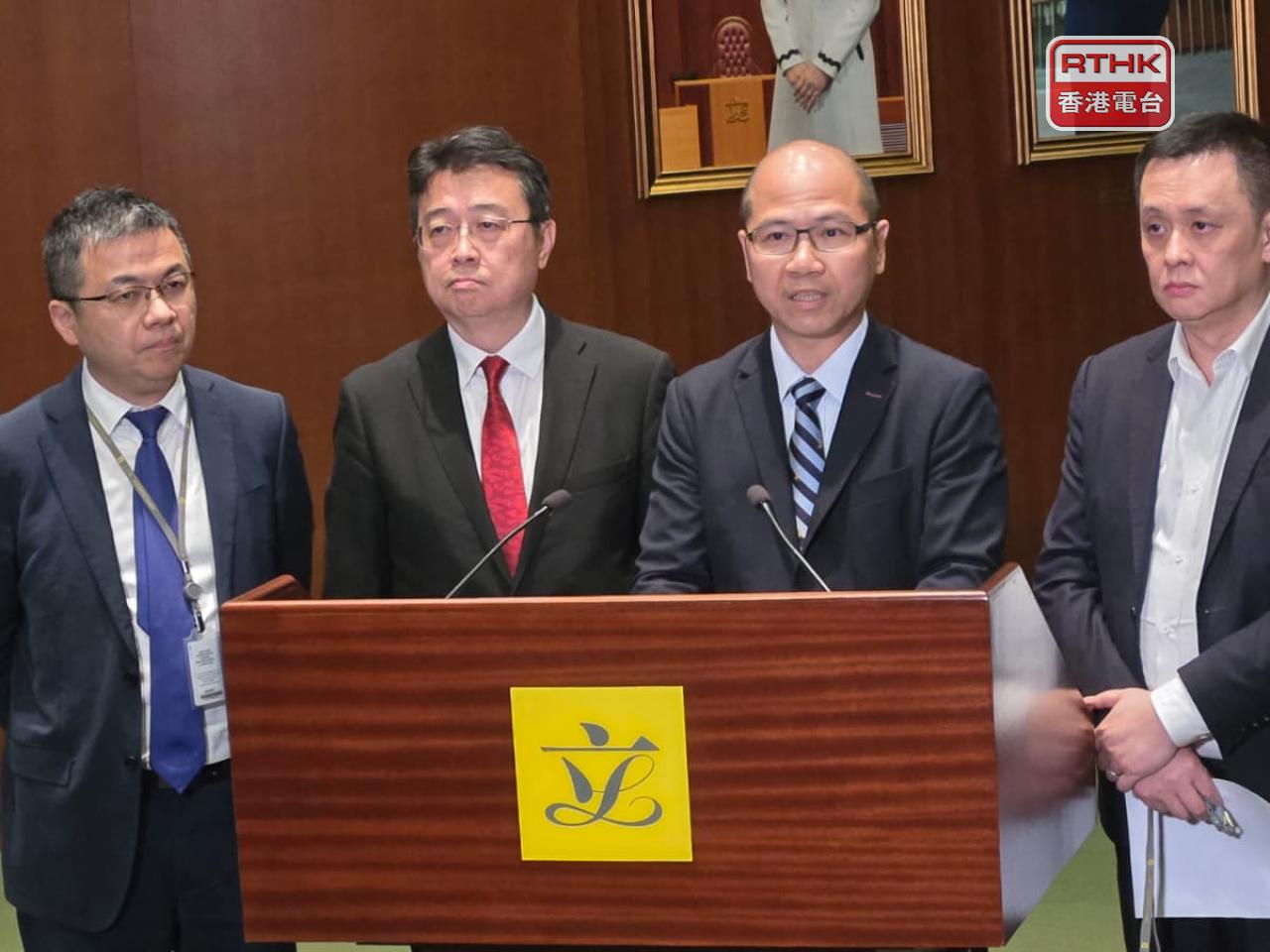 黃錦良 (右二) 促請當局善用優質教育基金預留的餘下撥款，並設立校園數字基建配對基金，優先支援弱勢學校的基建設備。(實習記者劉穎翹攝)
