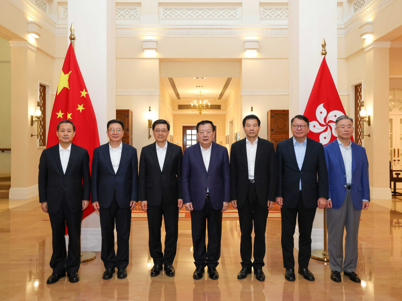 夏寶龍（中）在禮賓府與李家超（左三）等官員合照。（政府新聞處）