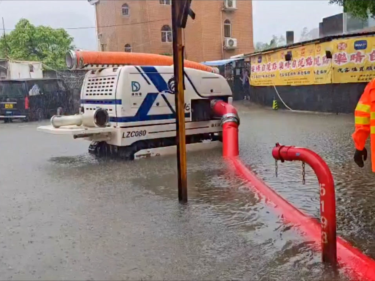 渠務署派遣緊急應變隊伍及強力排水機械人跟進水浸個案。（渠務署社交平台）
