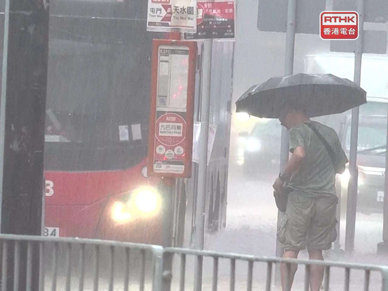 天文台說，本港仍有大驟雨及狂風雷暴，提醒市民仍需繼續保持警覺。(郭志強攝)