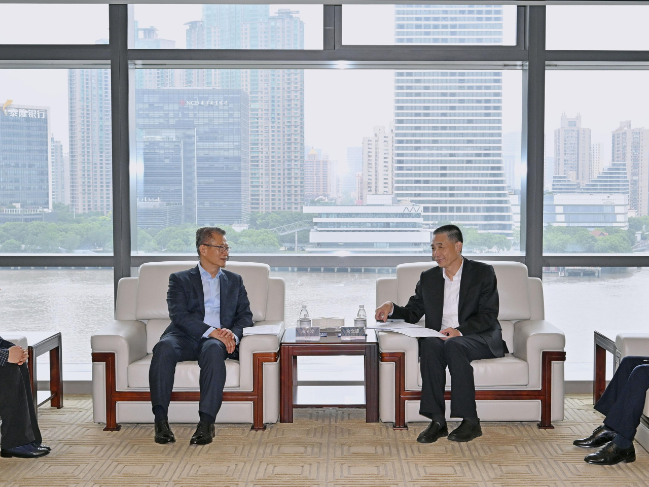 陳茂波（左）參觀上海黃金交易所，並與上海黃金交易所理事長余文建（右）會面。(政府新聞處)