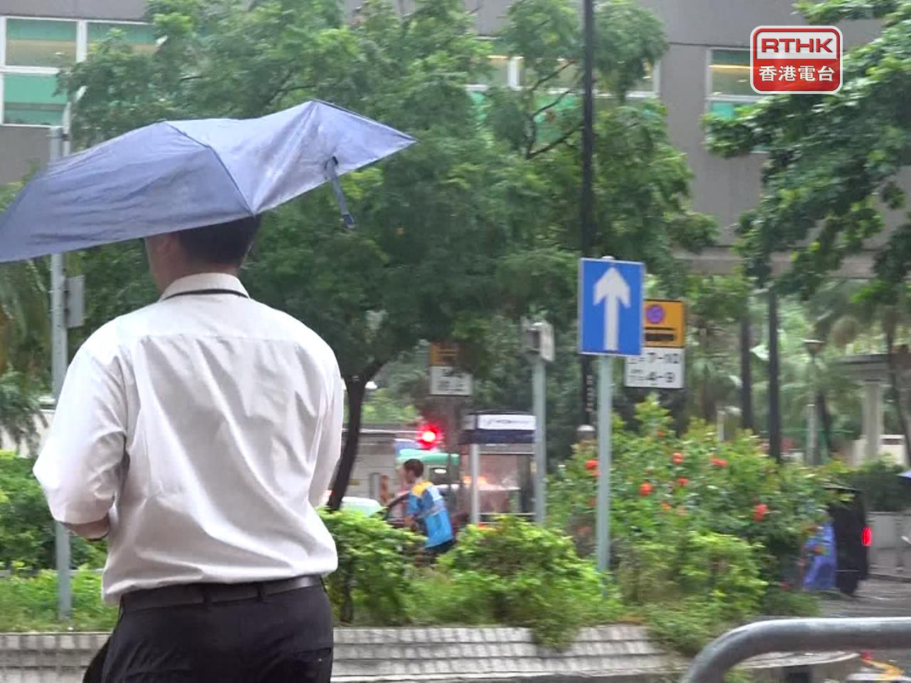 暴雨警告信號現時為紅色，表示香港廣泛地區已錄得或預料會有每小時雨量超過50毫米的大雨，且雨勢可能持續。（郭志強攝）