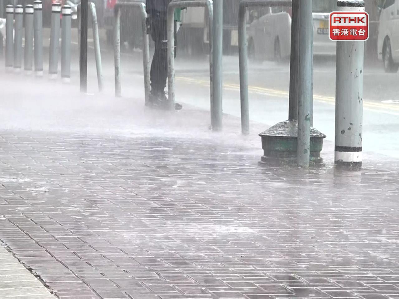 天文台發出黑色暴雨警告信號，表示香港廣泛地區已錄得或預料會有每小時雨量超過70毫米的大雨，而且雨勢可能持續。（郭志強攝）
