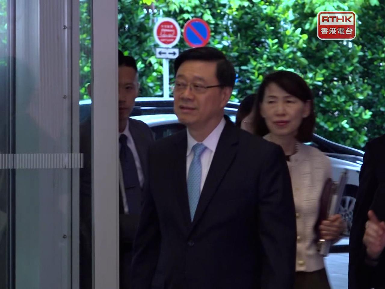 李家超分別出席港區全國人大代表和港區全國政協委員的香港五年規劃諮詢會。（陳菀禧攝）