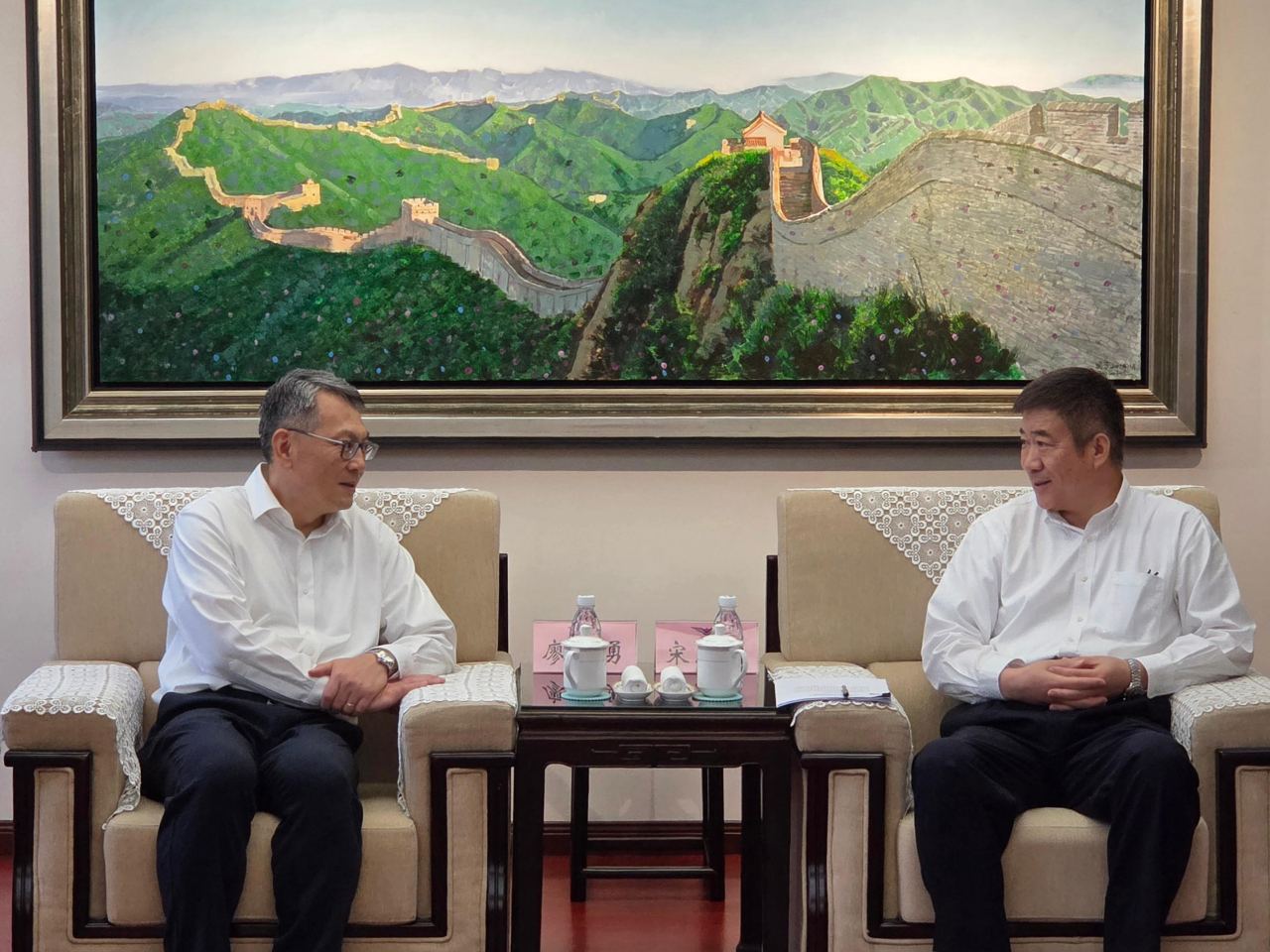 廖志勇（左）拜訪中國民用航空局局長宋志勇（右），探討進一步加強雙方在民航領域的合作。（政府新聞處）