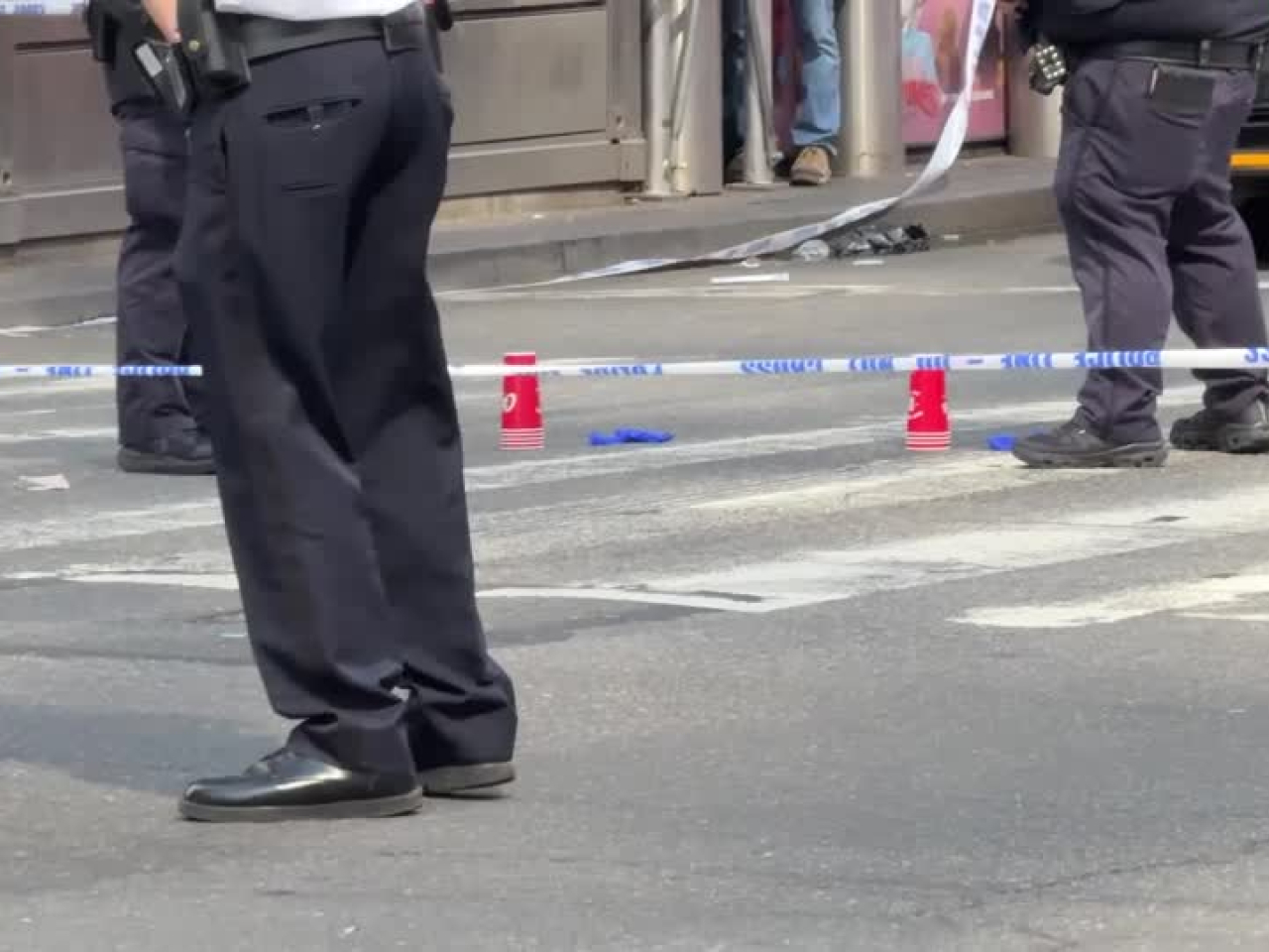 警方調查紐約時報廣場的槍擊案。（路透社）