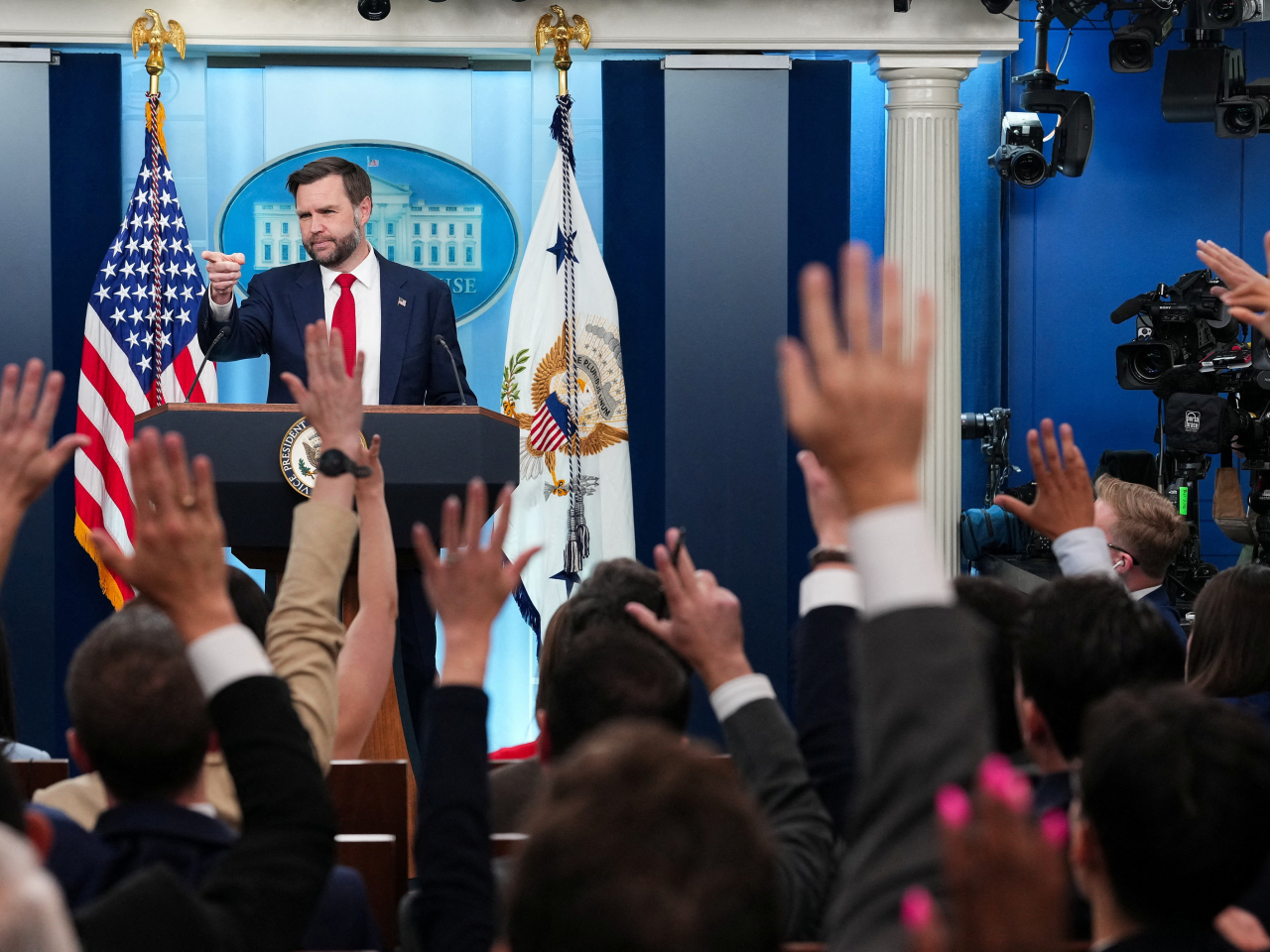 JD Vance faces a lot of questions in his attempt to defend the interim deal made with Iran in the face of domestic criticism. Photo: Reuters