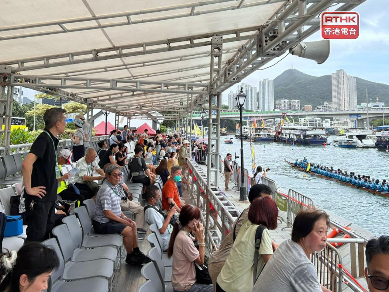 香港仔避風塘舉行的龍舟賽事，吸引不少市民在海濱沿岸觀看。（林漢山攝）