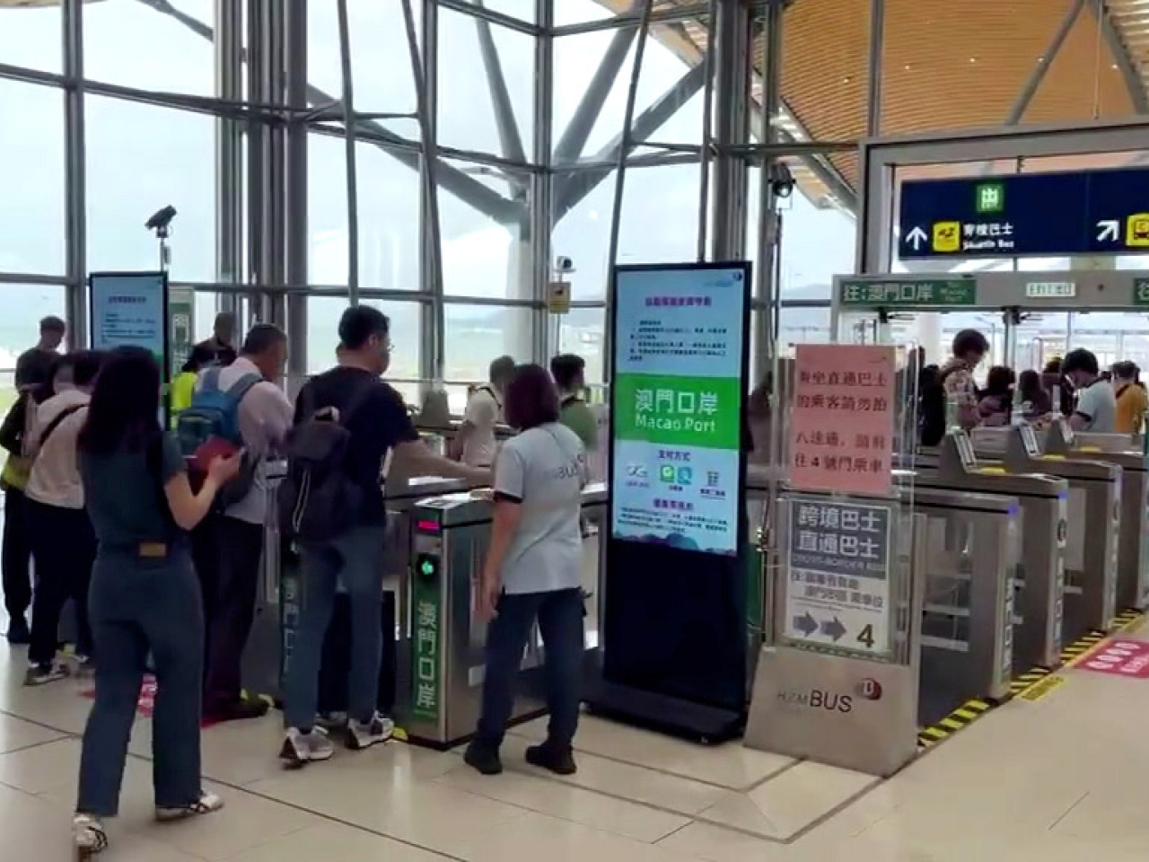 大樓已增設閘機，乘搭港珠澳大橋穿梭巴士往珠海、澳門的成年乘客，可直接在閘機拍八達通、掃微信/支付寶付款碼或車票二維碼。（運輸署社交網站片段截圖）