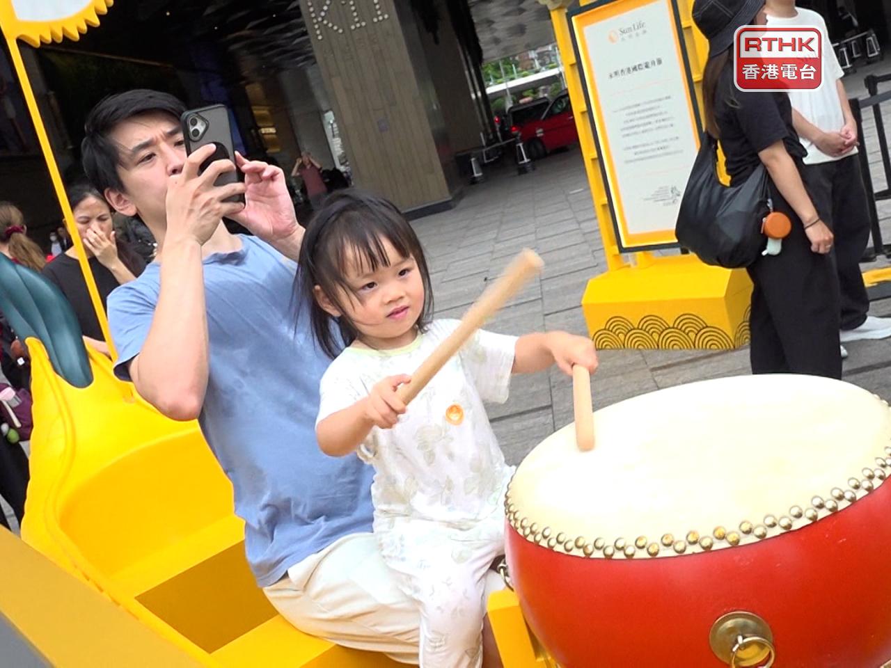 尖沙咀海旁沿著星光大道放置了有關龍舟主題的裝飾擺設，聚集了不少市民和遊客拍照留念。（郭志強攝）