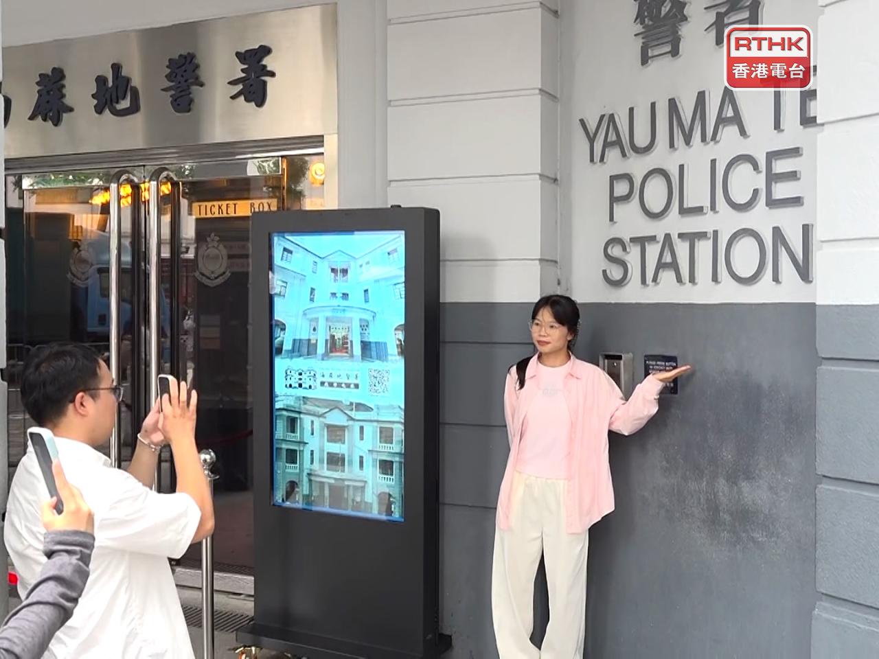 有旅客在舊油麻地警署外打卡留念。（郭志強攝）