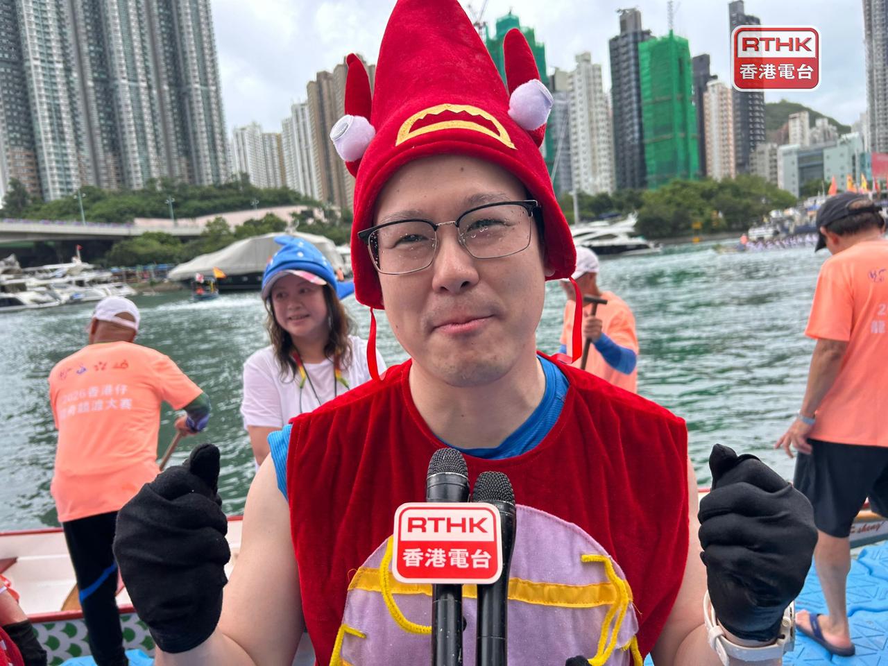 南區區議員賴家智以龍蝦造型參賽，他表示南區有不少漁民，打扮成龍蝦是寓意漁穫豐收。（林漢山攝）