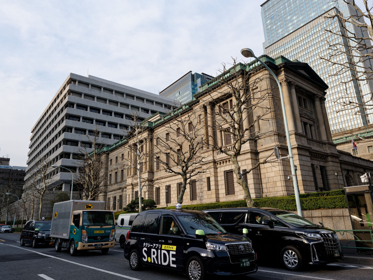 日圓兌美元較早時曾創近兩年新低。日本央行副總裁冰見野良三強調，正密切關注匯率走勢，會視為影響經濟和通脹的關鍵因素之一。（新華社資料圖片）