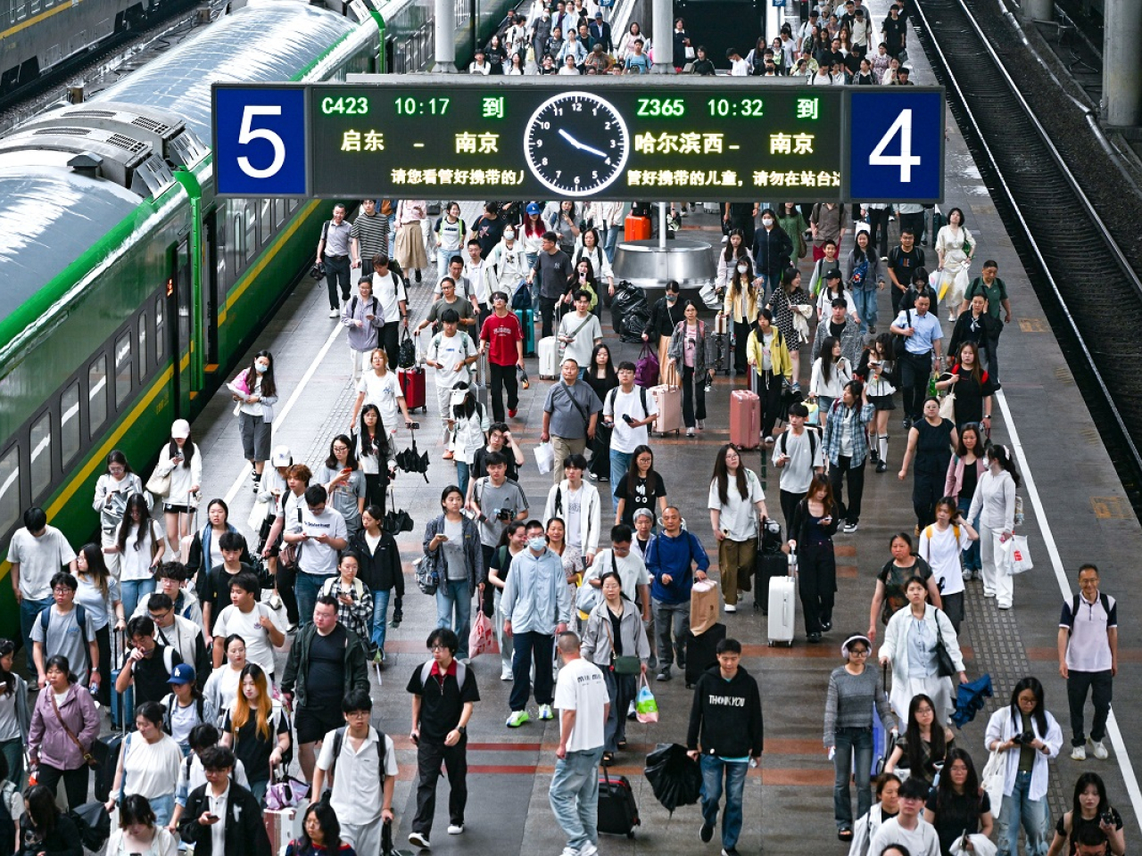全國鐵路在端午節假期第一天迎來客流高峰。（新華社）