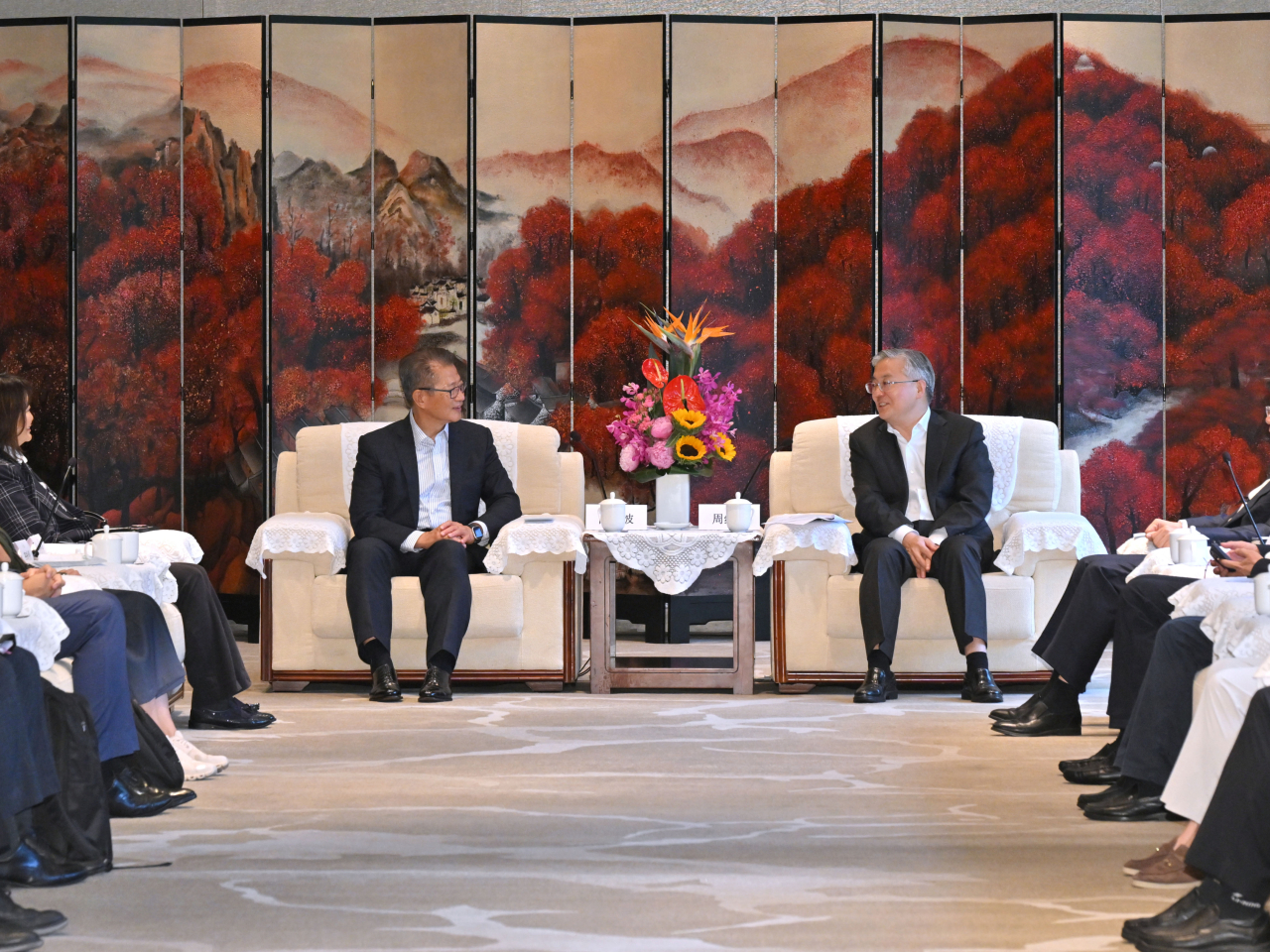 陳茂波（左六）拜會南京市委書記周紅波（右六）。（政府新聞處）