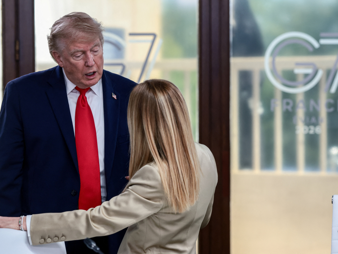 U.S. President Donald Trump speaks to Italian Prime Minister Giorgia Meloni on the sidelines of the G7 Summit in Evian-les-Bains, France. Photo: Reuters