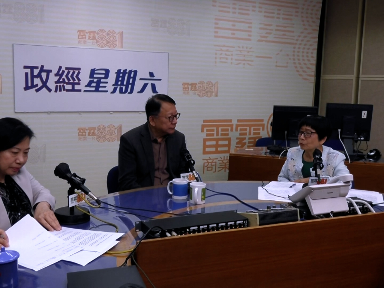 陳國基表示，政府推出「愛心食肆」計劃，與食肆商戶合作，推出平價餐券，吸引不願出門的長者，前往社區中心領取餐券。