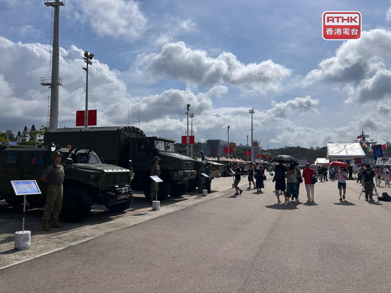 解放軍駐港部隊連續兩個周六、日開放3個軍營。今明兩日率先開放昂船洲軍營，讓已預約的公眾人士參觀。（林漢山攝）