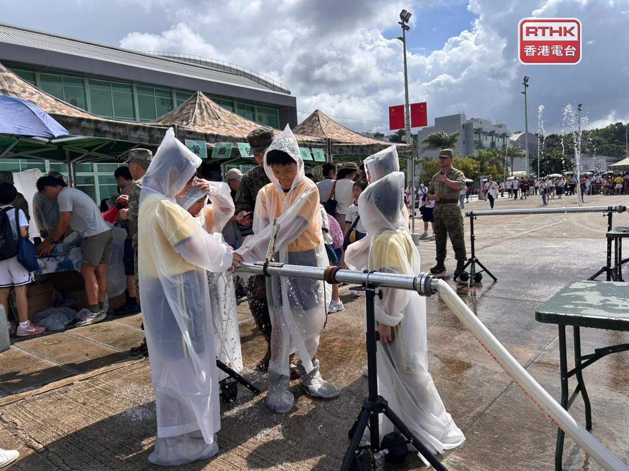 現場亦設有軍事課目體驗，包括模擬艦艇管道爆裂，讓市民即場體驗維修艦艇水管工作。（林漢山攝）