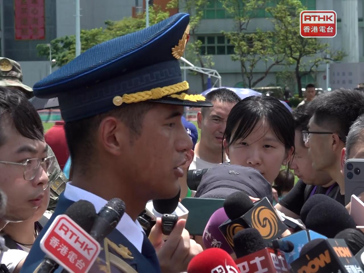 高斌表示，升國旗時看到市民一起唱國歌，臉上充滿對國家的認同感和自豪感。（鍾浩程攝）