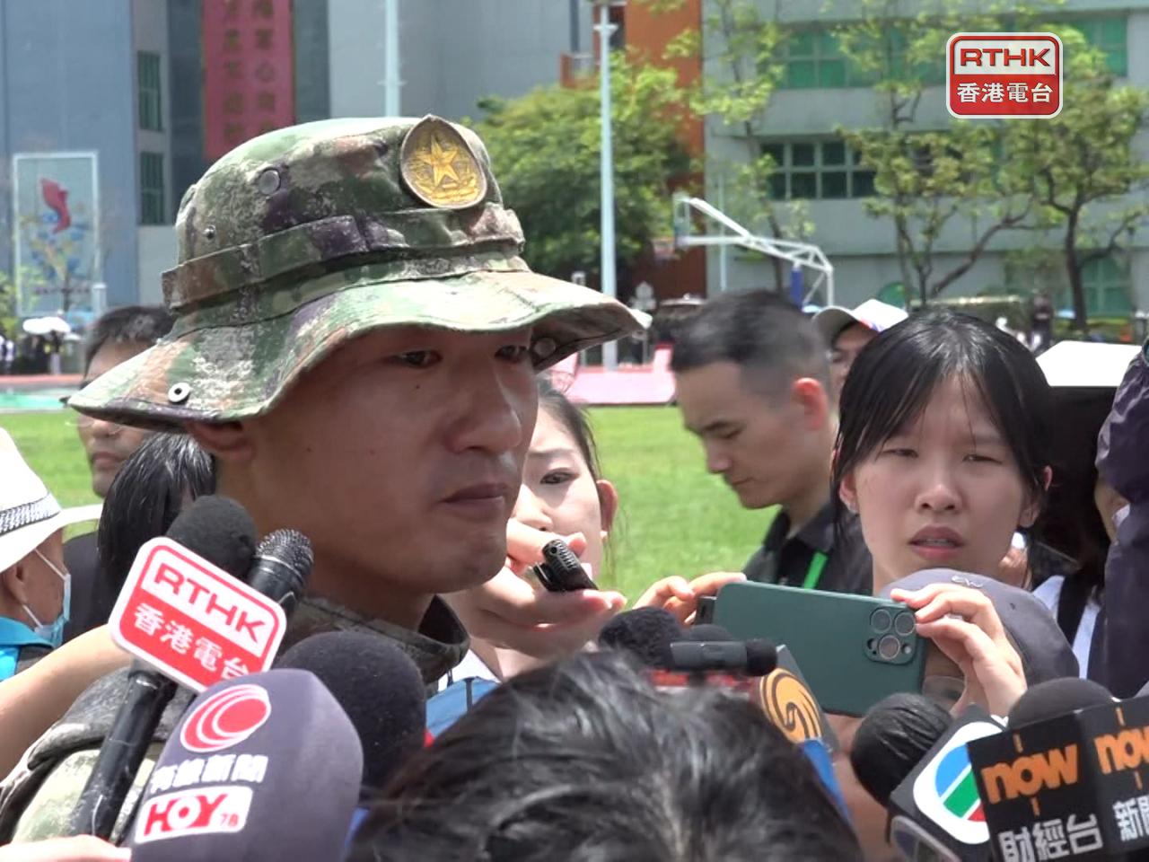 秦雙寶表示，希望透過表演展現駐港官兵一往無前的精神和氣勢。（鍾浩程攝）