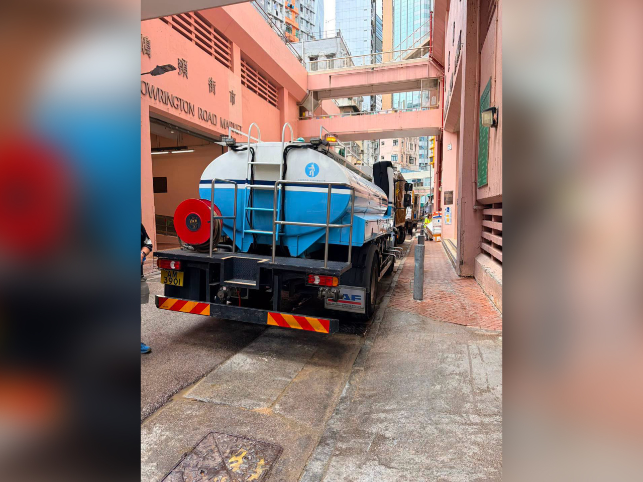 水務署表示，維修過程中在受影響大廈及商戶附近放置水車及水箱提供臨時食水。（水務署社交網頁圖片）