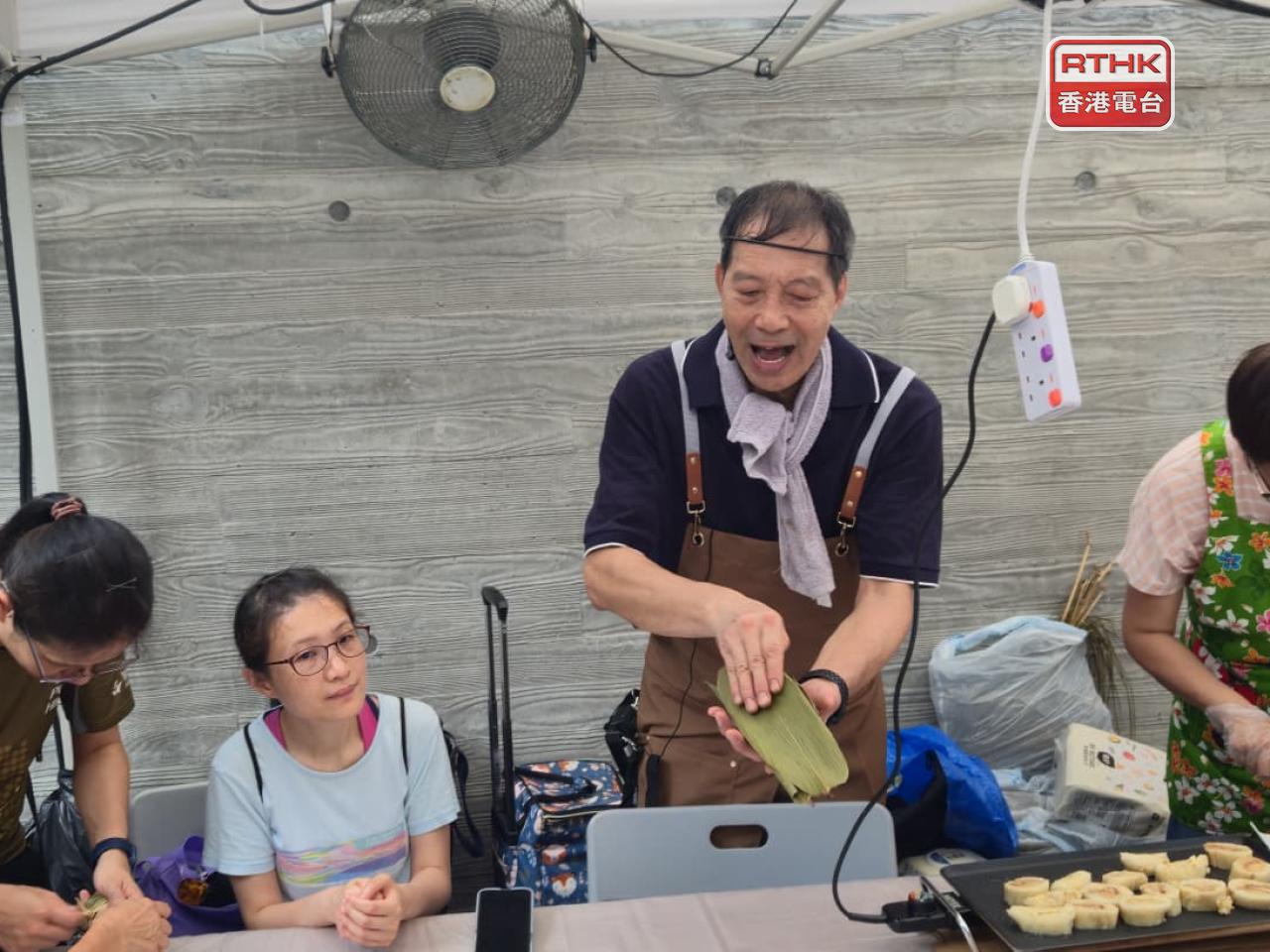 負責教授製作鹹肉粽的劉師傅表示，今日四場工作坊，每場20個名額全部爆滿。（實習記者劉穎翹攝）