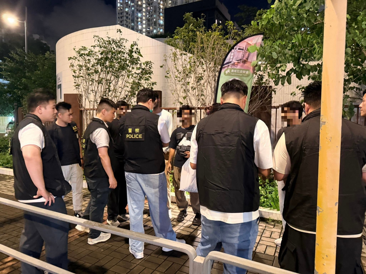警方在全港多區打擊暴力罪案及三合會相關活動，拘捕116人。（警方社交網頁圖片）
