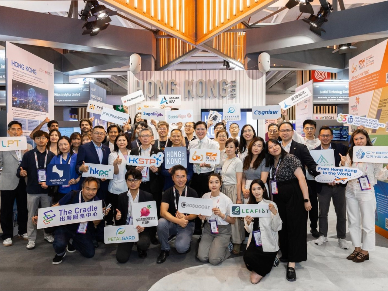 香港初創公司代表於VivaTech 2026香港科技館合照。(政府新聞處)