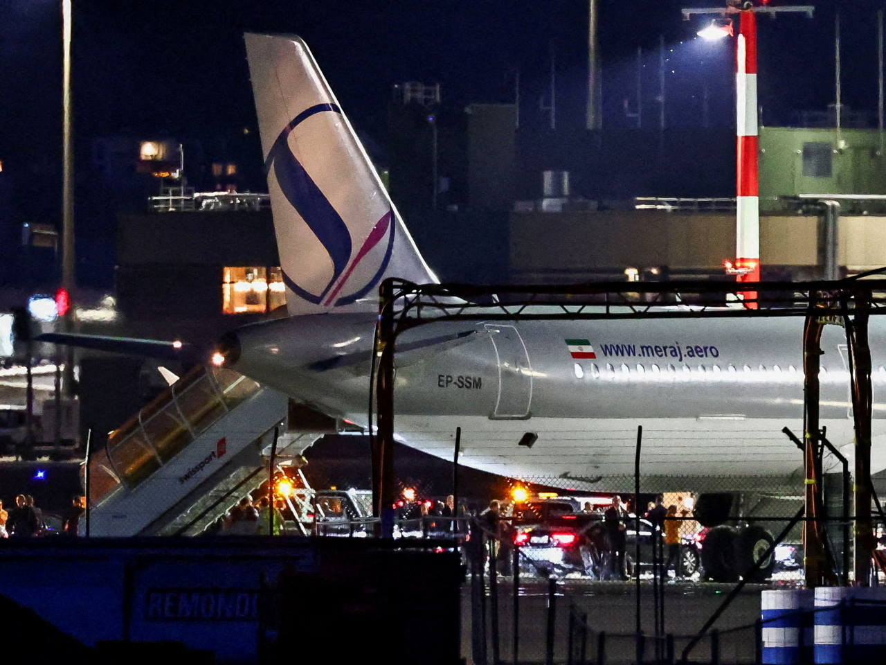 相信載有伊朗代表團成員的客機降落蘇黎世機場。（路透社）